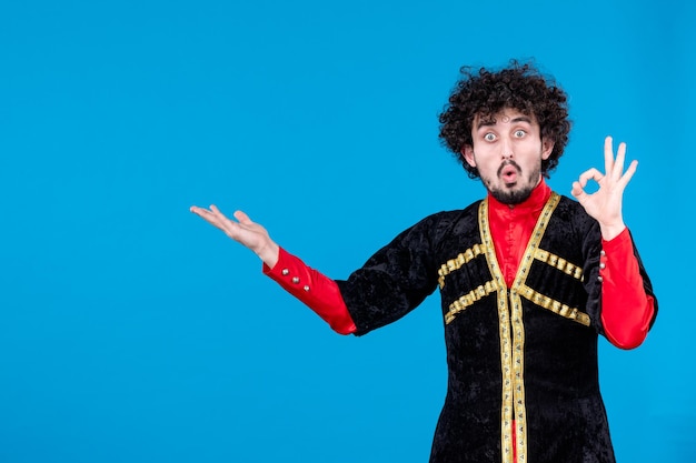 Retrato de hombre azerí en traje tradicional tiro de estudio fondo azul bailarín concepto de primavera novruz