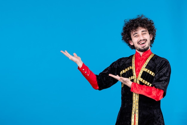 Retrato de hombre azerí en traje tradicional tiro de estudio fondo azul bailarina étnica concepto de primavera