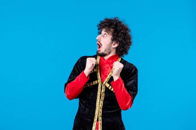 Retrato de hombre azerí en traje tradicional tiro de estudio sobre fondo azul concepto novruz bailarín de primavera