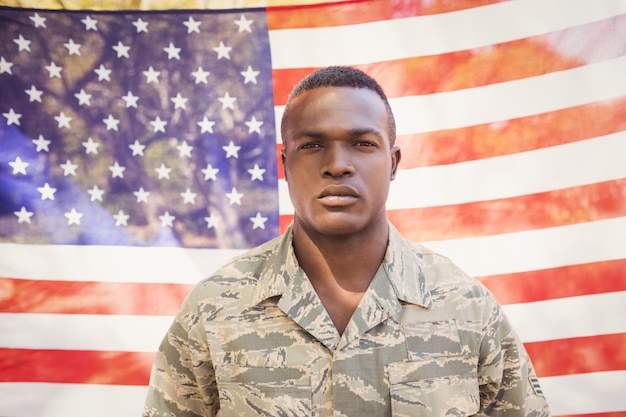 Retrato de hombre con una bandera americana detrás