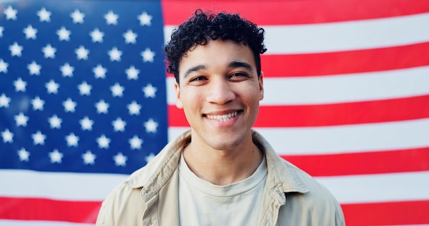 Retrato de hombre y bandera estadounidense para la independencia sonrisa y herencia en el fondo modelo masculino estrellas y rayas para el patriotismo en la libertad de los Estados Unidos o representación en la celebración de los derechos humanos
