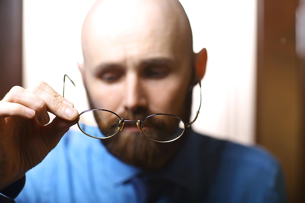 Retrato de un hombre con barba y gafas