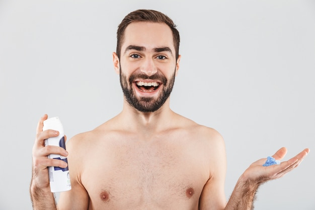 Retrato de un hombre barbudo sin camisa alegre que se encuentran aisladas sobre blanco, listo para afeitarse