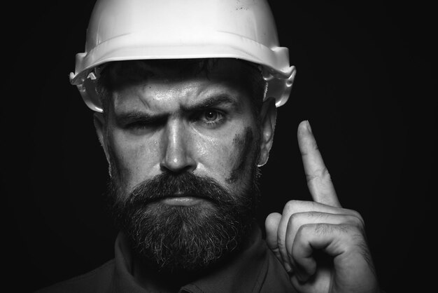 Retrato hombre barbudo con casco de protección usando constructor de tecnología de la industria de construcción de negocios