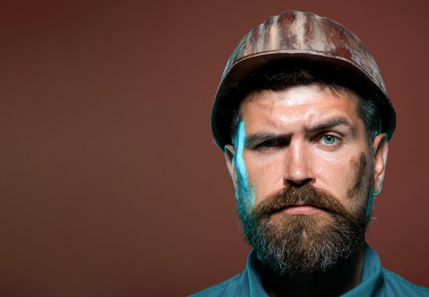 Retrato hombre barbudo con casco de protección usando tecnología de industria de construcción de negocios de constructor de hombre
