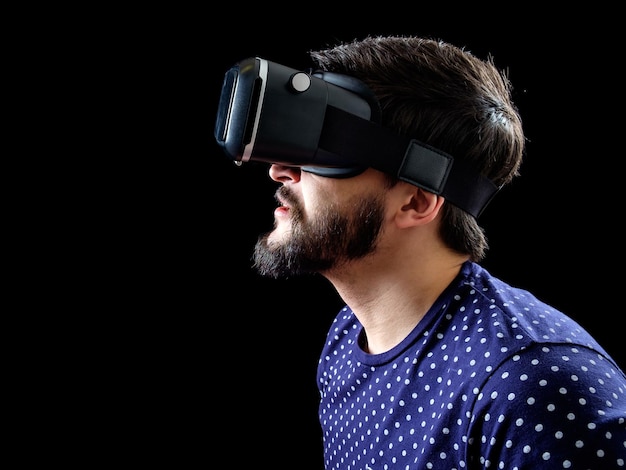 Retrato de hombre barbudo con gafas de realidad virtual