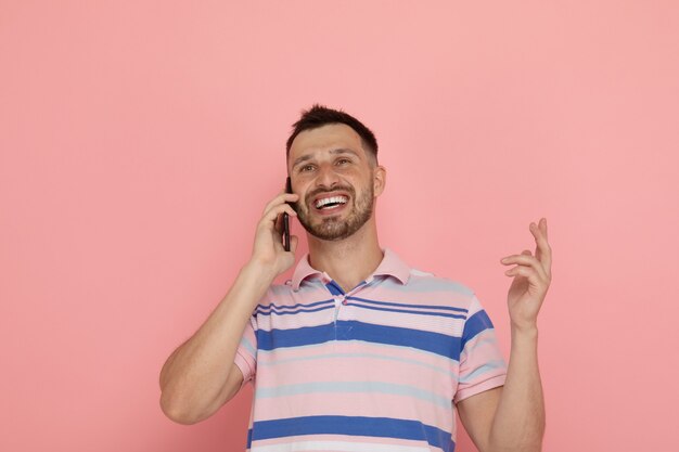 Retrato de hombre barbudo hablando por teléfono