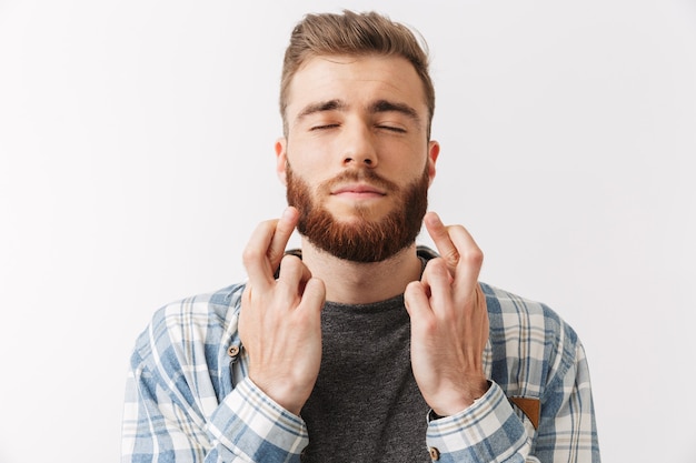 Retrato de un hombre barbudo joven preocupado de pie