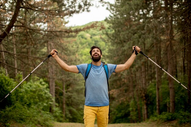 Retrato del hombre barbudo joven que camina solamente en la montaña