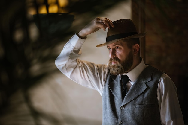 retrato, de, un, hombre barbudo, llevando, un, sombrero