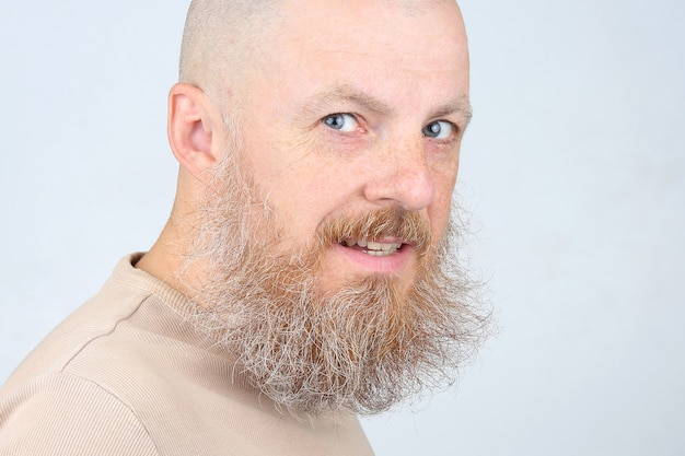 Retrato de un hombre barbudo en una luz