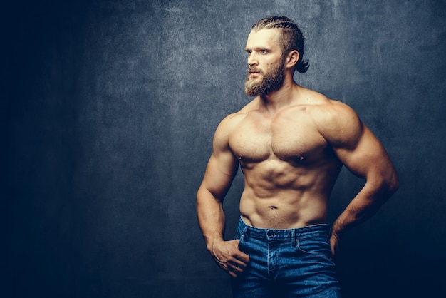 Retrato de un hombre barbudo musculoso atlético posando