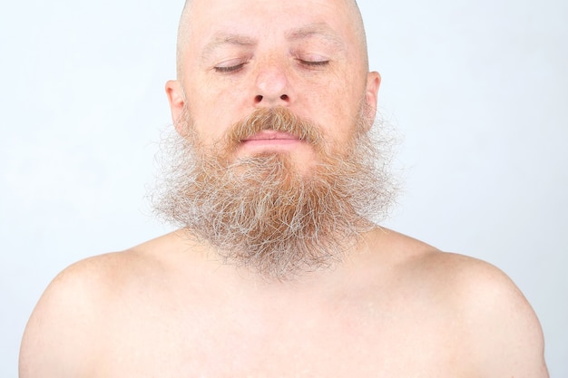 Retrato de un hombre barbudo sobre un fondo claro
