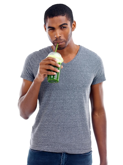 Foto retrato de hombre y batido verde en el estudio nutrición y guiño para jugo en fondo blanco persona masculina negra dieta equilibrada y batido para pérdida de peso o desintoxicación minerales y fibra orgánica