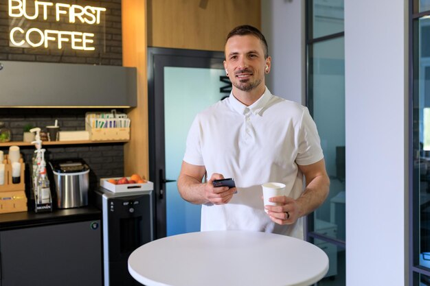 retrato, de, un, hombre, bebida, café, en, un, oficina, café