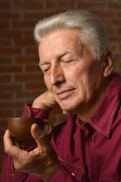 Foto retrato, de, un, hombre, bebida, té, cicatrizarse