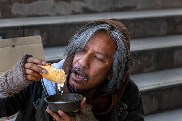 Foto retrato de un hombre bebiendo café