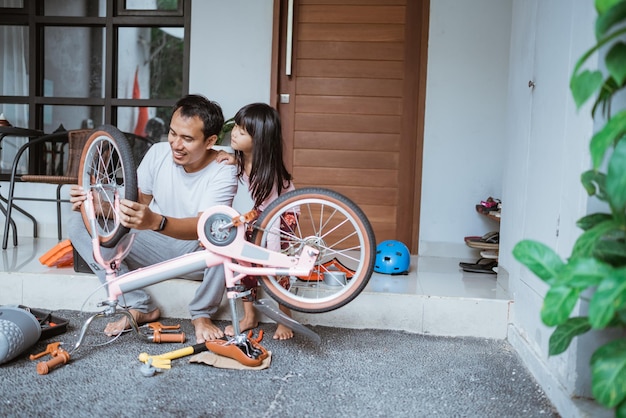 Foto retrato de un hombre con una bicicleta en la calle