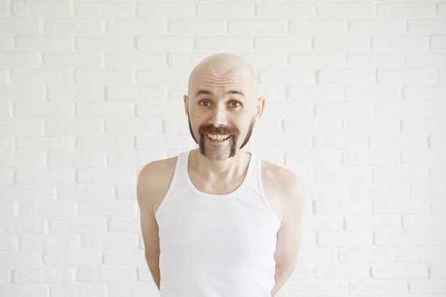 Foto retrato de hombre bigotudo