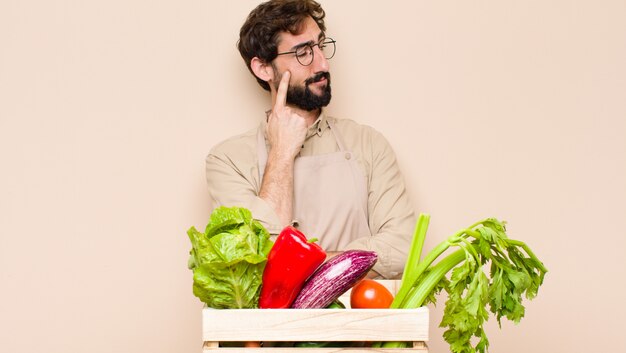 Retrato de un hombre con una caja con verduras