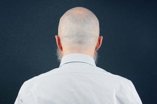 Retrato de hombre calvo con barba desde atrás