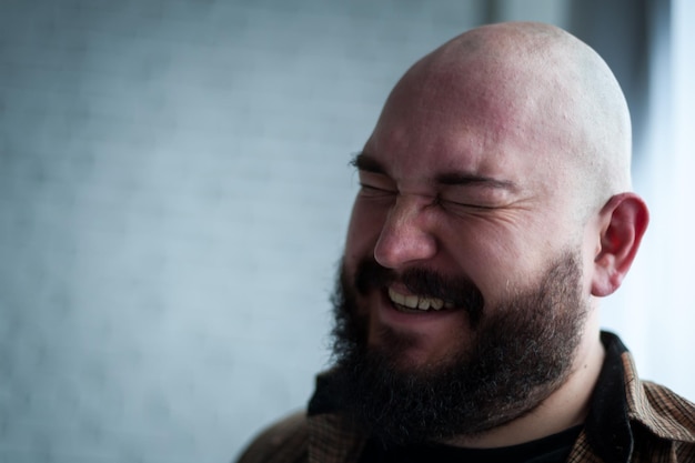 retrato, de, un, hombre calvo, en, un, camisa, con, un, barba