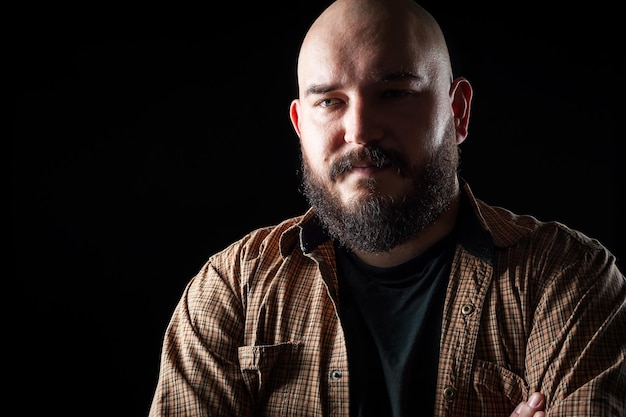 retrato, de, un, hombre calvo, en, un, camisa, con, un, barba