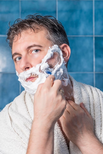 Foto retrato de un hombre con una cámara en casa