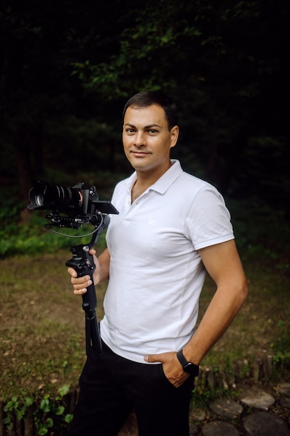 retrato de un hombre con una cámara de video con estabilizador