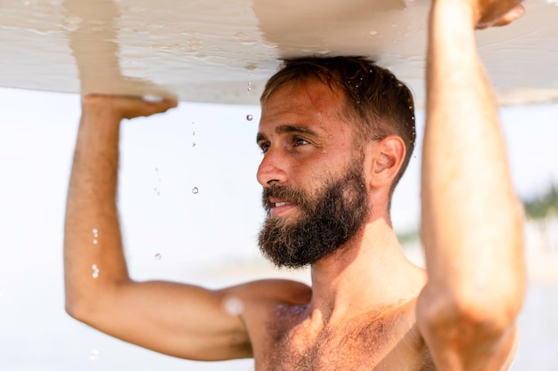 Foto retrato de un hombre sin camisa en el agua