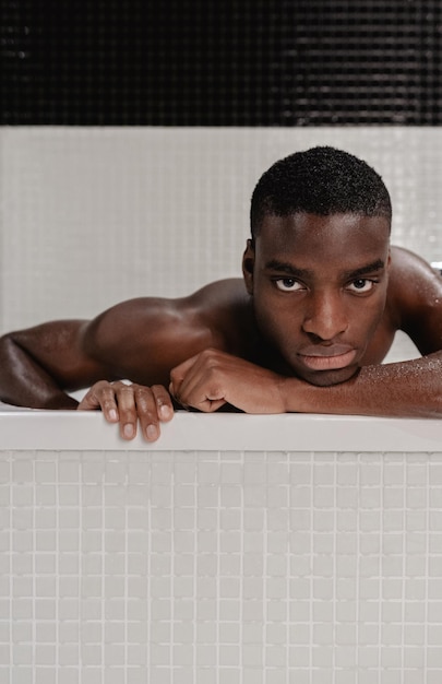 Retrato de un hombre sin camisa en el baño