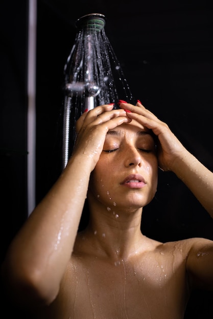 Foto retrato de un hombre sin camisa en el baño