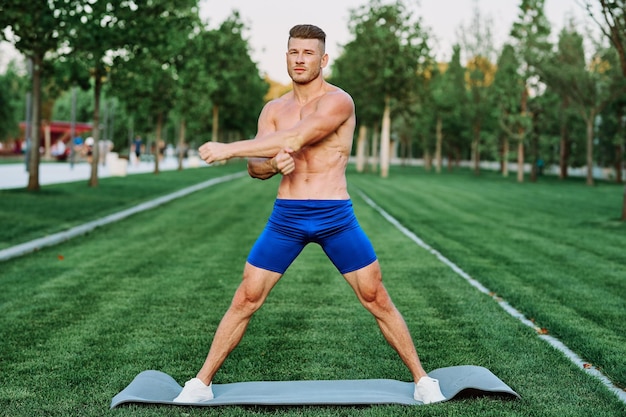 Retrato de un hombre sin camisa haciendo ejercicio en el campo