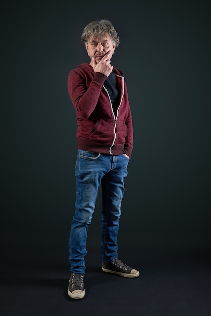 Retrato de un hombre con camisa roja y pantalón vaquero