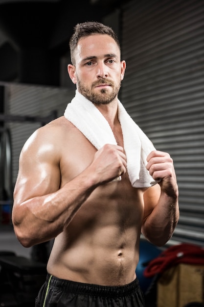 Retrato De Un Hombre En Gimnasio Con La Toalla Imagen de archivo - Imagen  de fondo, raza: 69234193