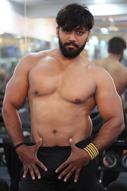 Retrato de un hombre sin camisa
