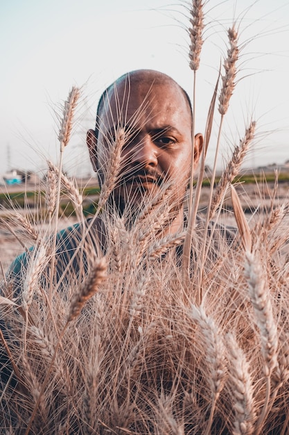 Retrato de un hombre en el campo