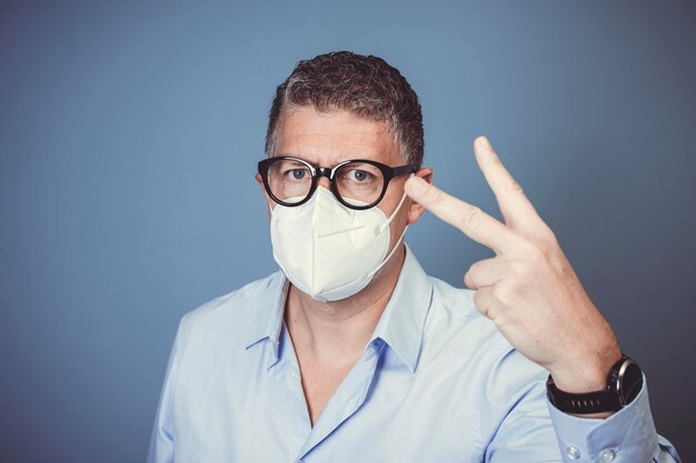 Foto retrato de un hombre con la cara contra un fondo azul