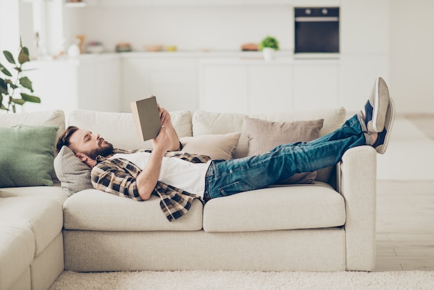 retrato, hombre, en casa, lectura