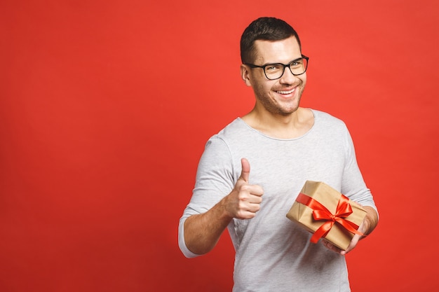 Retrato de un hombre casual dando caja actual