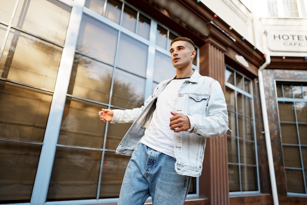 Retrato de hombre casual joven guapo caminando por la calle