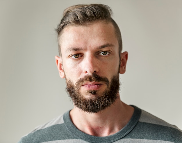 Foto retrato de hombre caucásico alegre