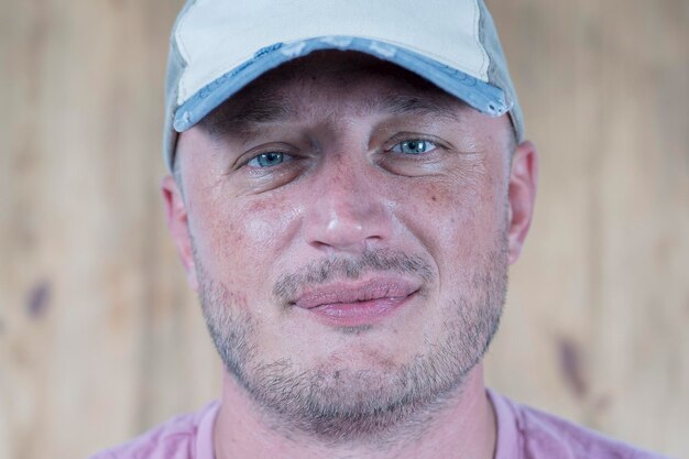 Retrato de hombre caucásico en una gorra de cerca