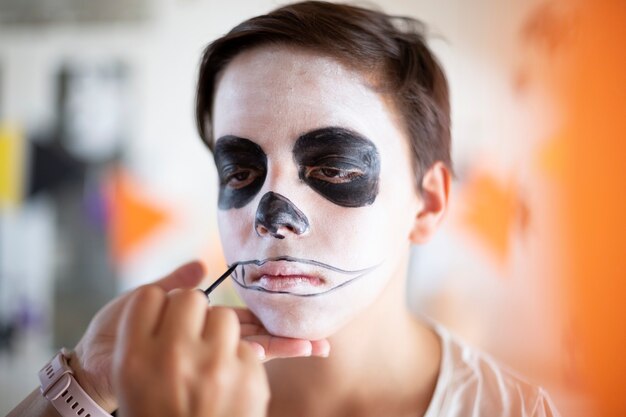 Foto retrato de hombre caucásico que se componen para la celebración del día de los muertos. (dia de los muertos).