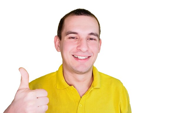 Retrato de un hombre caucásico sonriendo y levantando el pulgar aislado sobre fondo blanco.