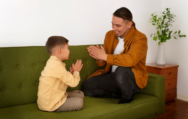 Foto retrato de un hombre celebrando el día del padre con su hijo