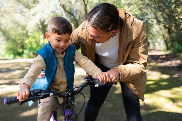 Foto retrato de un hombre celebrando el día del padre con su hijo