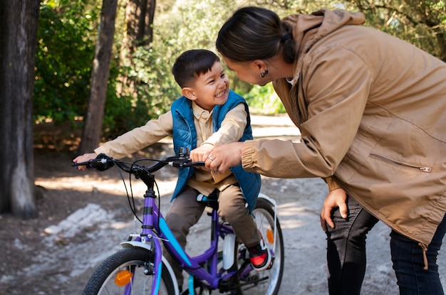 Foto retrato de un hombre celebrando el día del padre con su hijo