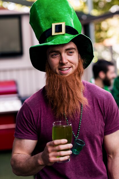 Retrato de hombre celebrando el día de San Patricio