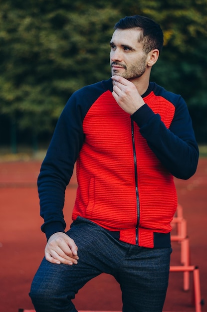 un retrato de un hombre con una chaqueta roja